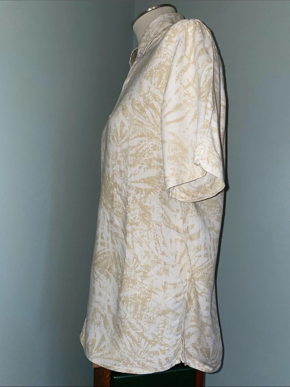 Silk Vintage Short-Sleeve Button-Up Shirt in Beige & White Palm Pattern. Size M - Picture 2 of 12